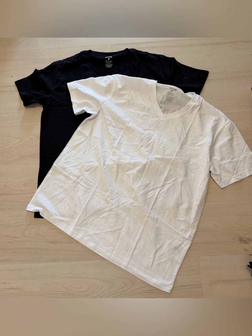 (4) True Classic Men's Short Sleeve V-Neck T-Shirt - White & Black - Picture 2 of 3